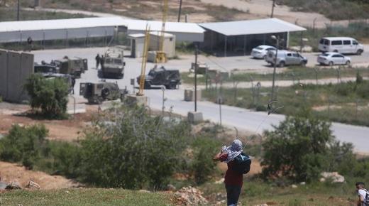 يمينون إسرائيليون يستفزون الأسرى المضربين عن الطعام بحفلة شواء