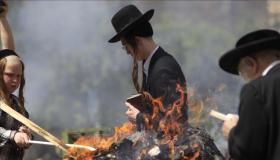 مستوطنون يهود يحرقون مركبة فلسطيني في بلدة حورة جنوب نابلس