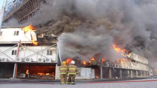 شاهد بالصور…إندلاع حريق هائل في الكويت بمبنى مساحته 380 ألف متر