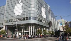 أصبحت شركة أبل أقرب إلى لقب أول شركة بقيمة 1 تريليون دولار