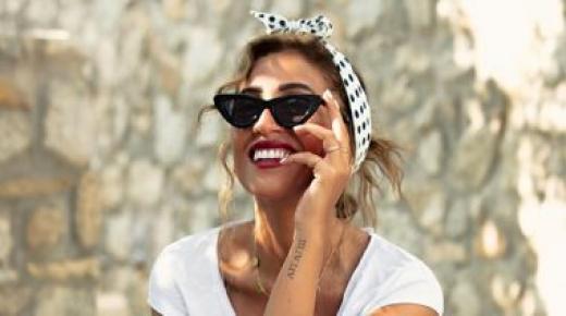 دينا الشربيني تثير الجدل بإطلالتها الحمراء في أبو ظبي مع عمرو دياب