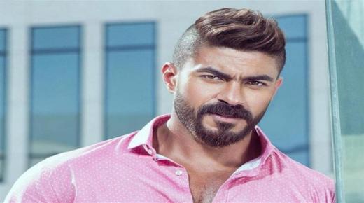 خالد سليم بصورة مؤثرة أثناء تأديته مناسك العمرة