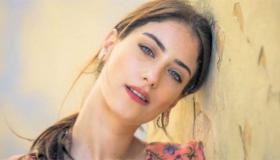 هازال كايا تنشر أحدث صورة لها وهذه الفاكهة التي يحبها طفلها