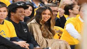 بيونسيه تظهر غيرتها على زوجها النجم جاي زاد وتدفع معجبة بعيدا عنه