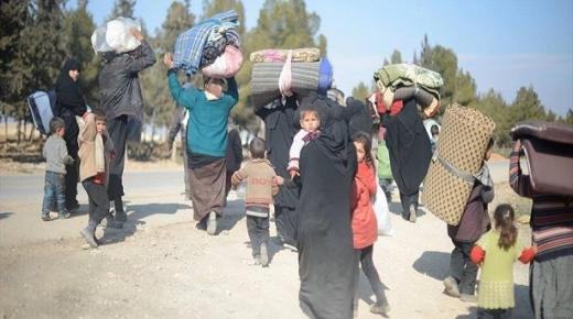 موجة نزوح كثيفة لمدنيين مدينة الطبقة السورية هربا من القصف والمعارك