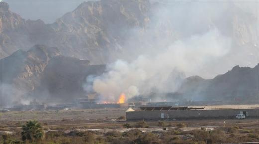 سلسلة انفجارات بمعسكر للجيش اليمني وتضارب في أعداد القتلى