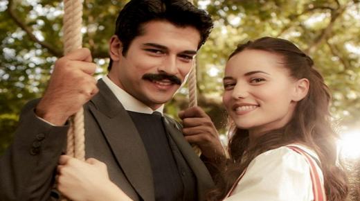 شاهد الصور الأولى للفنانة فهرية أفجين وبوراك أوزجيفيت لحظة خروجهما من المستشفى برفقة طفلهما كاران