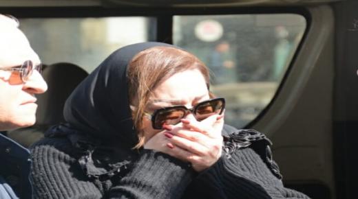 انهيار نهال عنبر لحظة وداع والدها في مثواه الأخير