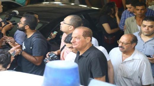 هاني مهنا ينفجر من البكاء في جنازة الراحل فاروق الفيشاوي