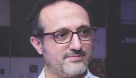 شاهد شريف مدكور وهو يخضع لجلسة الكيماوي بصورة مؤثرة للغاية