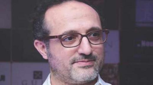 شاهد شريف مدكور وهو يخضع لجلسة الكيماوي بصورة مؤثرة للغاية