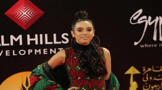 فنانة تفجر مفاجأة ارتدائها في حفل المهرجان لملابس مستعملة من وكالة البلح