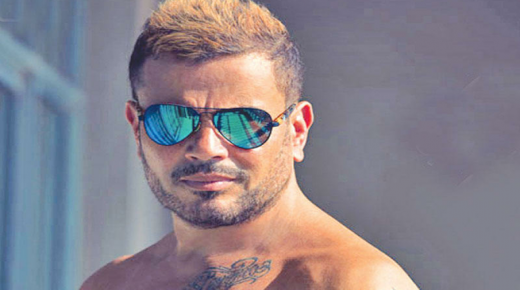 عمرو دياب يستعرض سيارته اللامبورجيني الفارهة والجمهور يعلق “نمبر وان الحقيقي وصل”