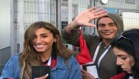 عمرو دياب متخفياً في المطار ولكن دينا الشربيني تكشفه
