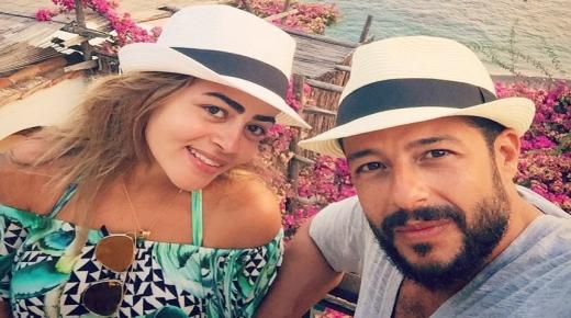 محمد حماقي يطمئن جمهوره على صحته بأحدث صورة له مع زوجته بعد إصابته