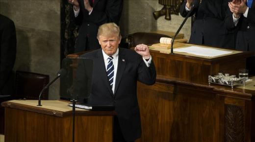 ترامب يهنئ قواته المشاركة في الهجوم الصاروخي على قاعدة الشعيرات