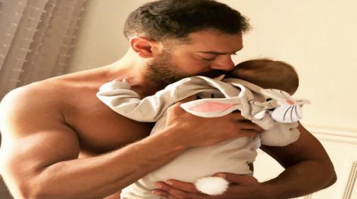 شاهد بالصور ابنة عمرو يوسف تخطف الأنظار إليها في عيد ميلادها الأول