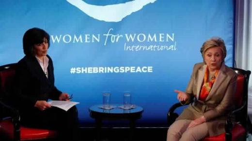 هيلاري كلينتون تتهم روسيا وويكيليكس بالمساهمة في خسارتها بالانتخابات