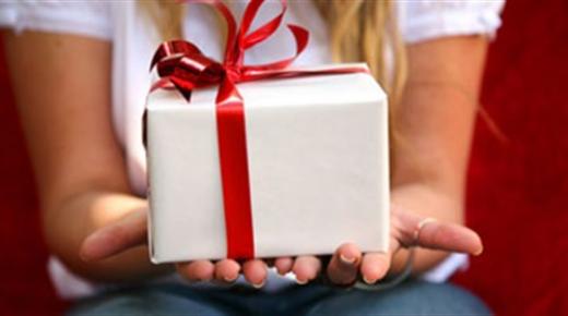 تفسير حلم الهدية في المنام لابن سيرين وابن شاهين والنابلسي للأعزاب والمتزوجين والحامل