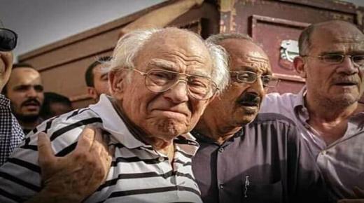 رشوان توفيق ينهار بعد وفاة زوجته، وهكذا خيم الحزن على ملامحه في عزائها