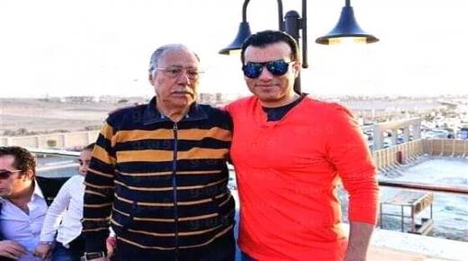 شاهد بالصور: إيهاب توفيق يحمل جثمان والده والنجوم يشيعون الجنازة