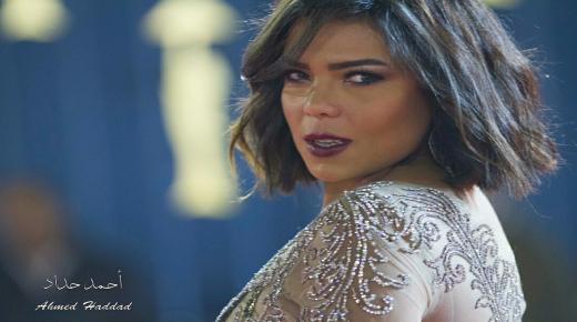 ناهد السباعي بإطلالة عارية، متعمدة اخفاء وجهها