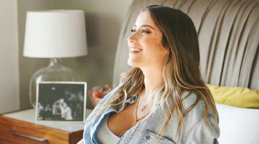 هازال كايا تبهر العالم بصورها في آخر أيام حملها لتلقب بالحامل الأجمل لهذا العام