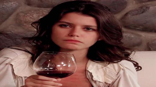 أناقة بيرين سات تبهر الجميع في حفل مسلسلها الجديد “الهدية”