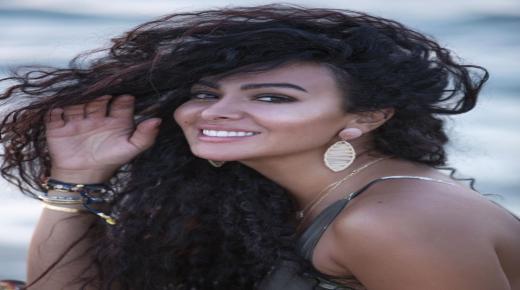 ميرهان حسين ترسم فيروز على وجهها لتتحول صورة طبق الأصل منها بشكل لايصدق احتفالاً بعيد ميلادها