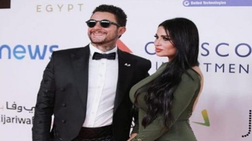 شاهد رومانسية أحمد الفيشاوي مع زوجته في الشارع