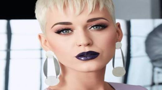 شاهد بالصور تنكر كاتي بيري في سندوتش همبرجر، وتايلور سويفت في علبة بطاطس