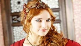 مريم أوزرلي تتعلم الرقص من دينا وهذه الصورة وهي تزور الاهرامات