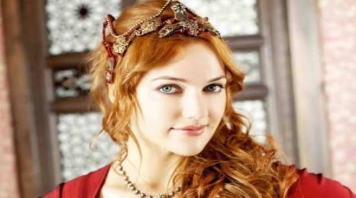 مريم أوزرلي تتعلم الرقص من دينا وهذه الصورة وهي تزور الاهرامات