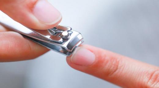 تفسير حلم القصافة وقص الأظافر في المنام للعزباء والحامل والمتزوجة