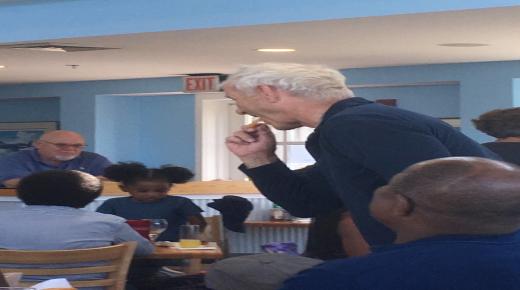 فضيحة لمنتج وممثل أمريكي شهير تم تصويره وهو يسرق البطاطا المقلية