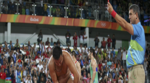 مدرب منغولي ينزع ملابسه أمام الجماهير في أولمبياد ريو !