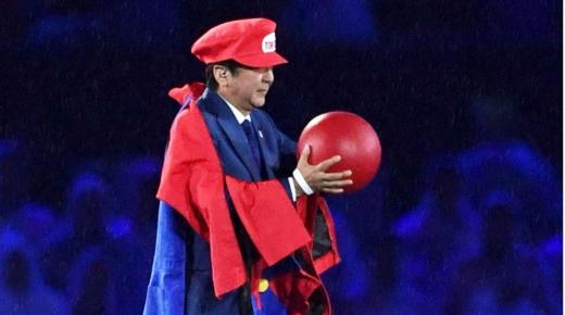 رئيس الوزراء الياباني يفاجئ الجميع ويظهر على هيئة ” سوبر ماريو “