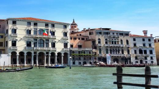مناشير في مدينة فينيسيا السياحية تدعو زوارها إلى المغادرة !