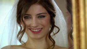 هازال كايا تستعد لحفل زفافها من المخرج علي اكتاي بعد إعلان خطبتهما في نهاية العام الماضي